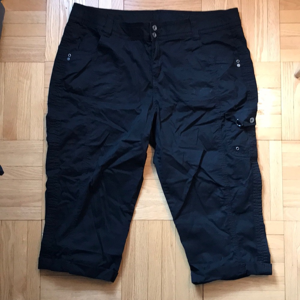 Style and Co black cropped cargo. Size 18